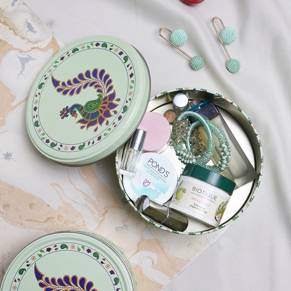 Stay organized and clutter-free with the Glistendecor Metal Container image